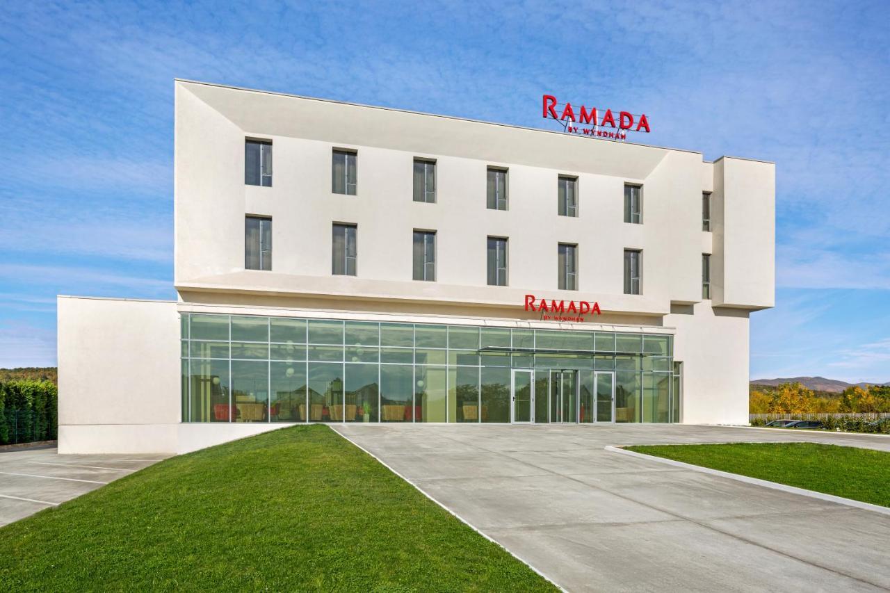 Hotel Ramada By Wyndham Târgu Jiu Extérieur photo