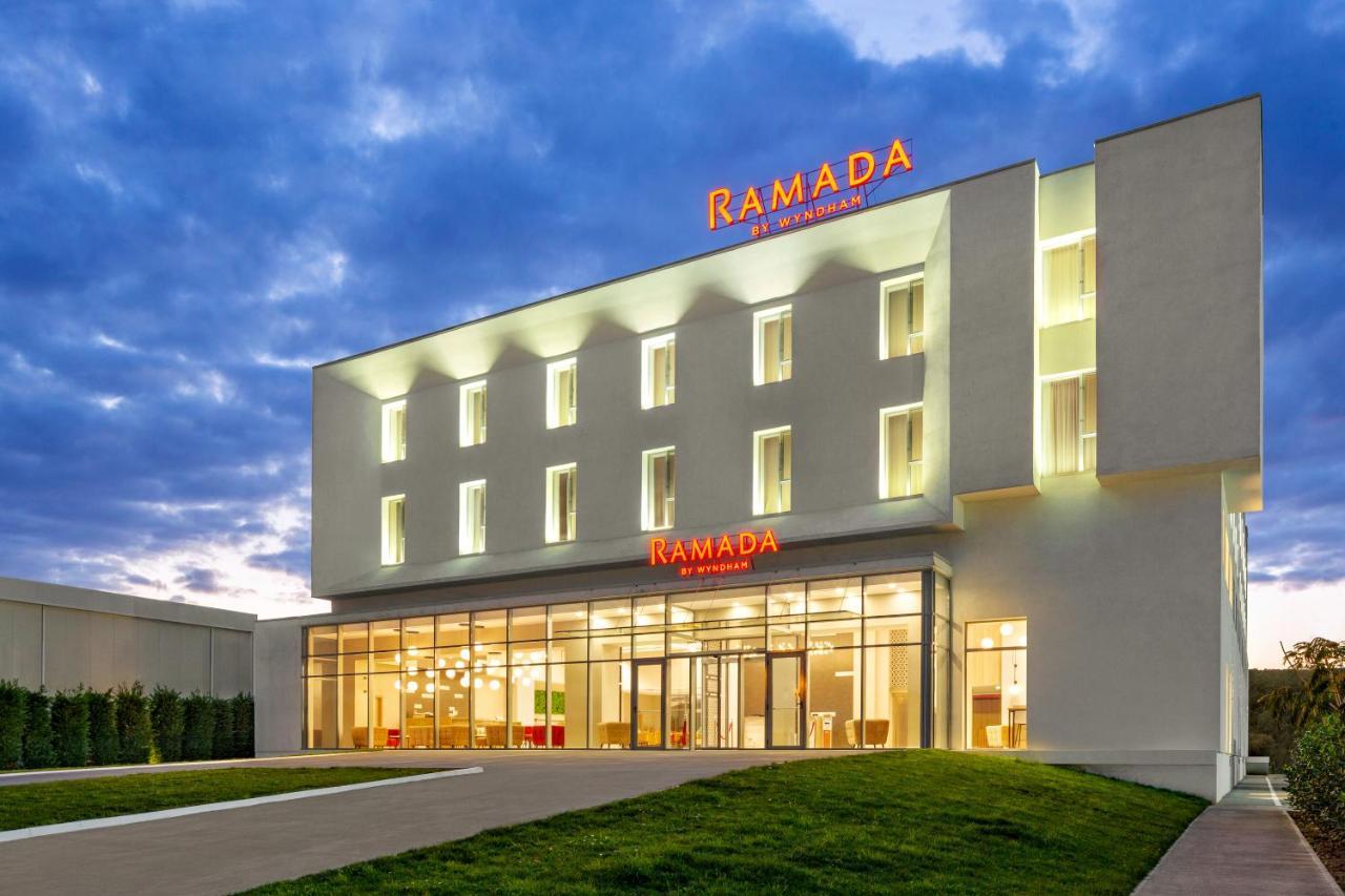 Hotel Ramada By Wyndham Târgu Jiu Extérieur photo