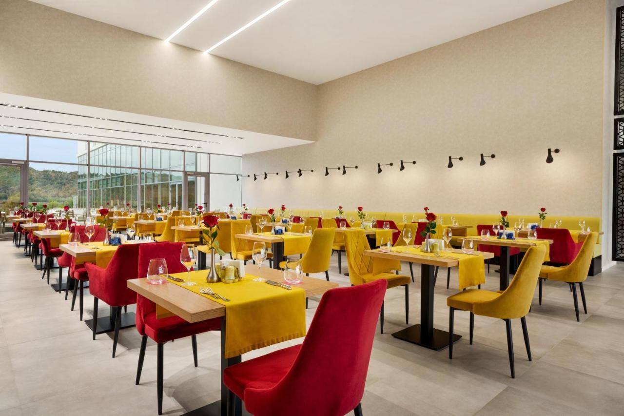 Hotel Ramada By Wyndham Târgu Jiu Extérieur photo