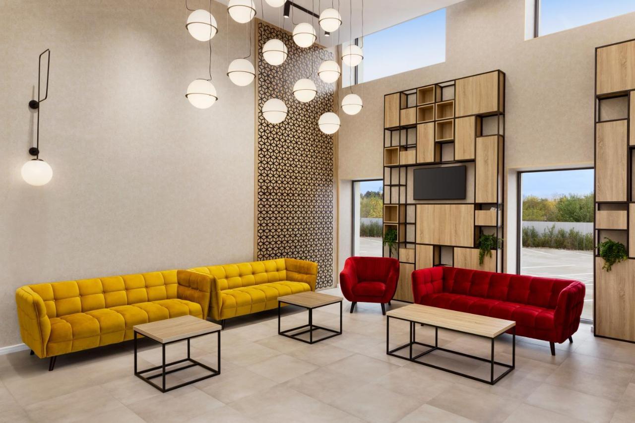 Hotel Ramada By Wyndham Târgu Jiu Extérieur photo