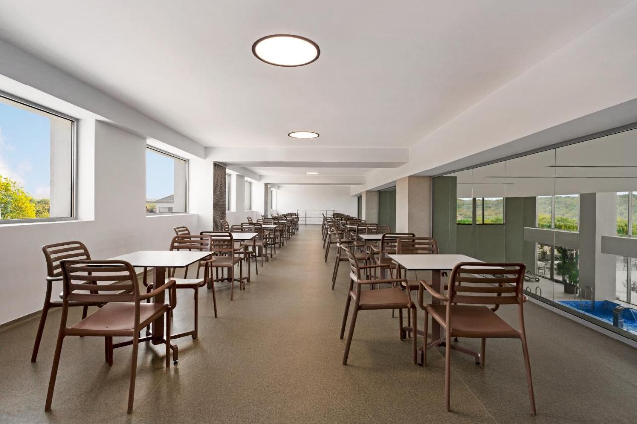 Hotel Ramada By Wyndham Târgu Jiu Extérieur photo