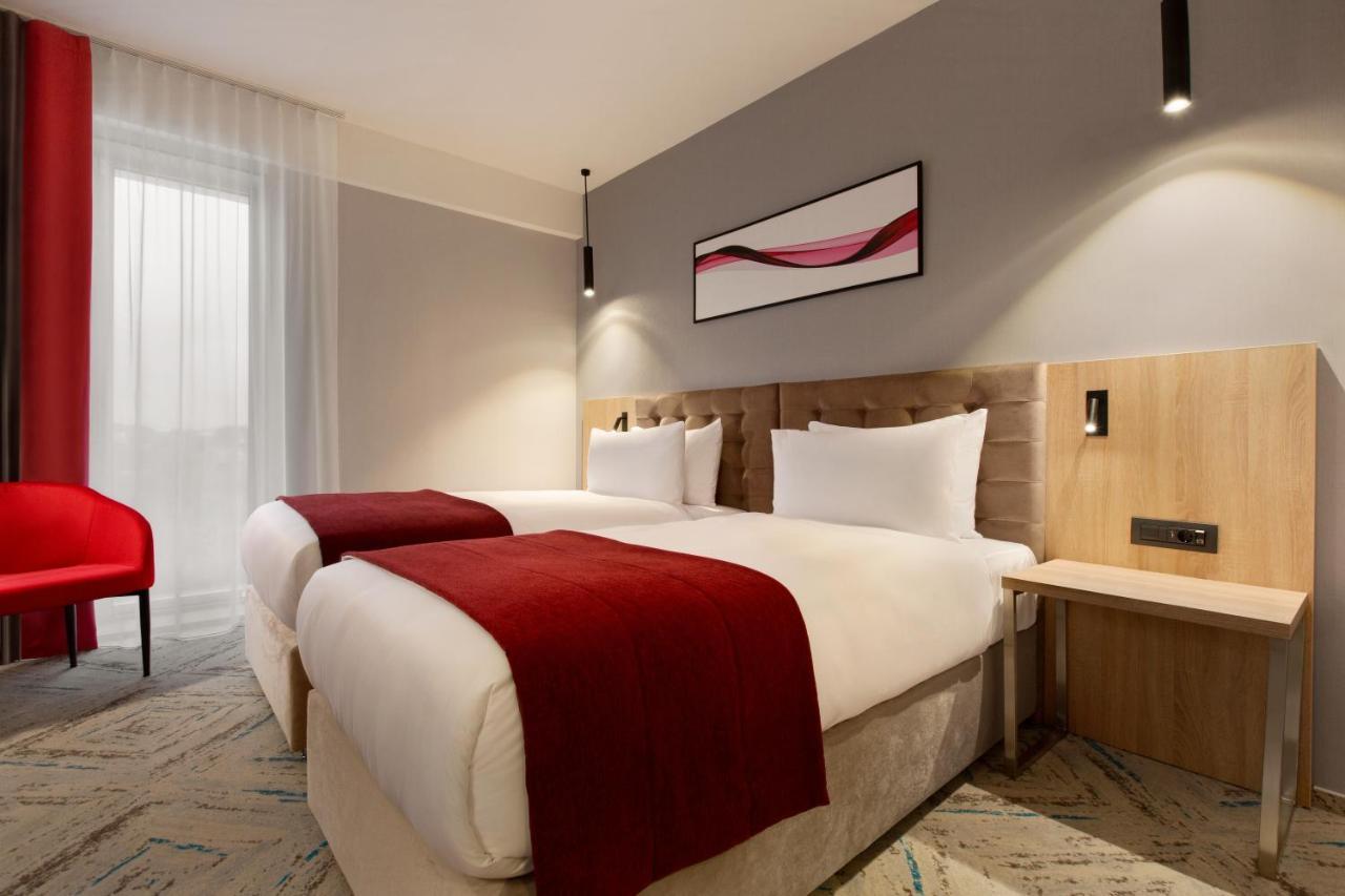 Hotel Ramada By Wyndham Târgu Jiu Extérieur photo