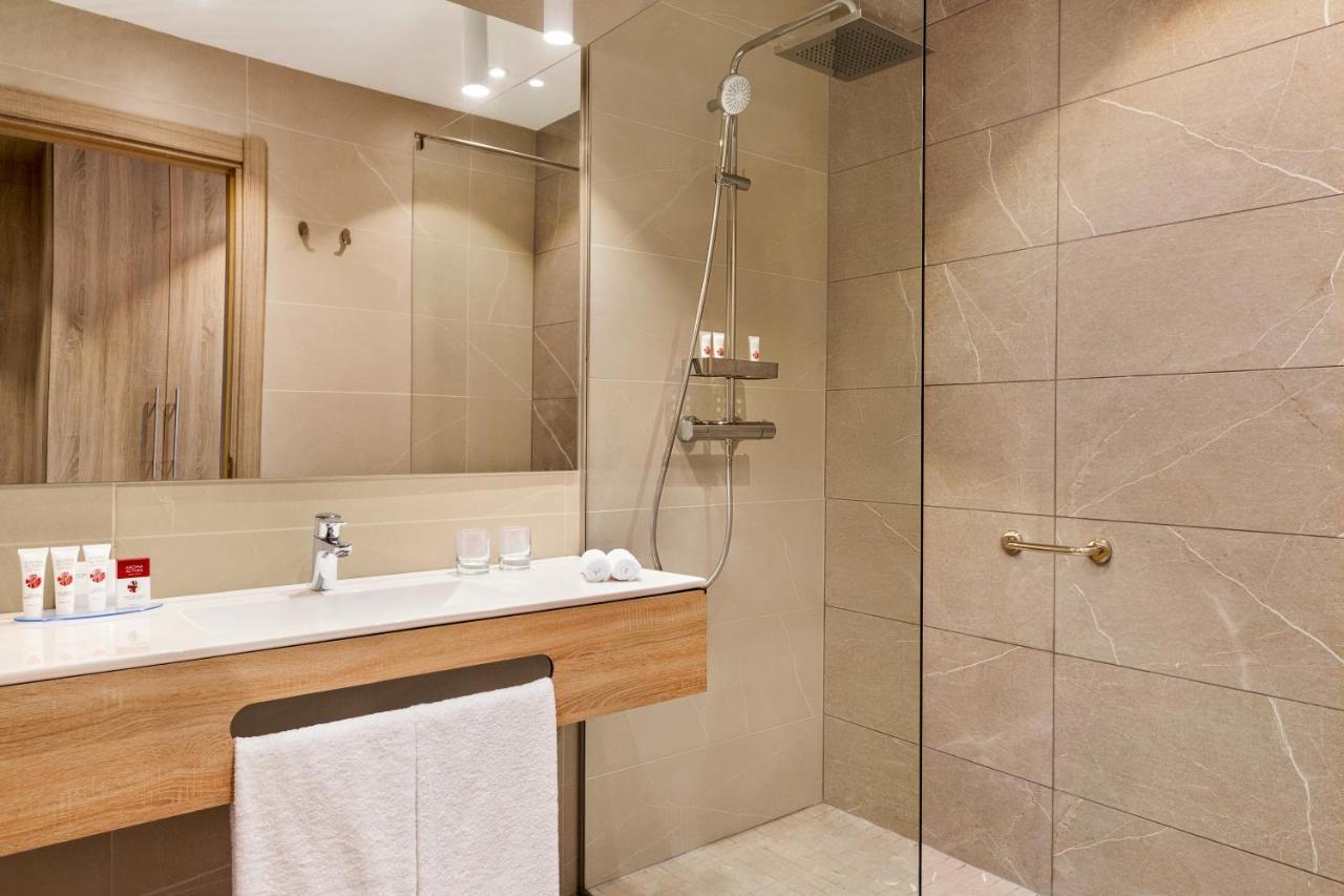 Hotel Ramada By Wyndham Târgu Jiu Extérieur photo