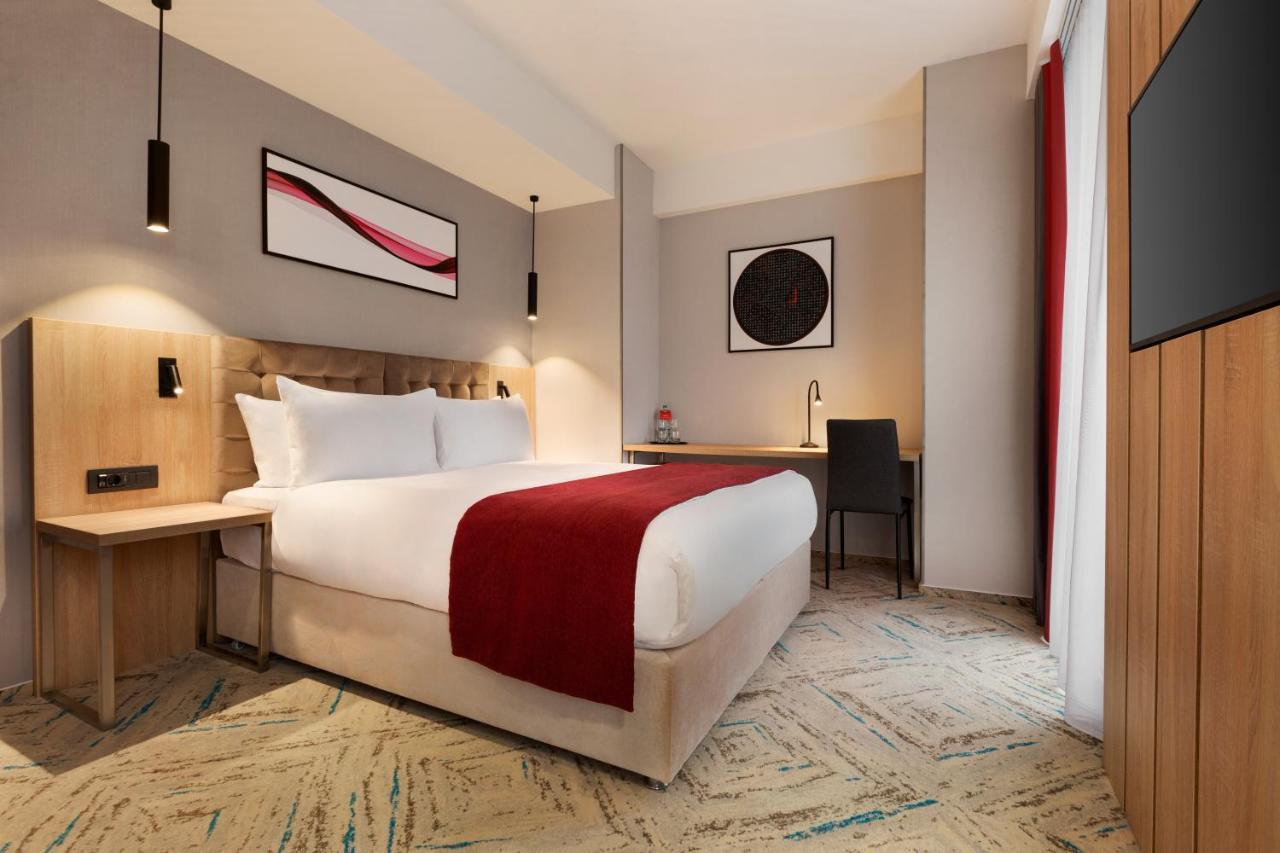 Hotel Ramada By Wyndham Târgu Jiu Extérieur photo