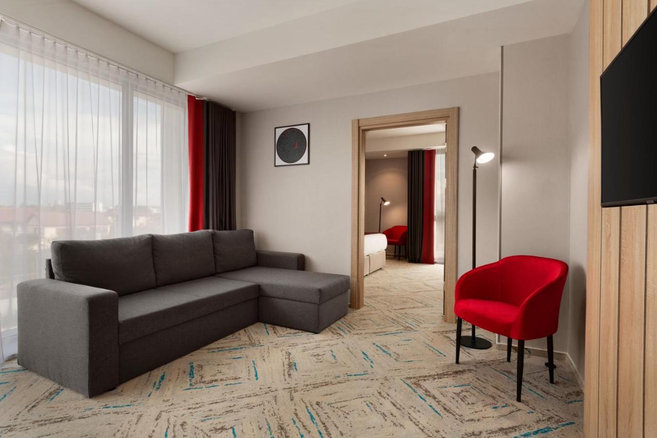 Hotel Ramada By Wyndham Târgu Jiu Extérieur photo