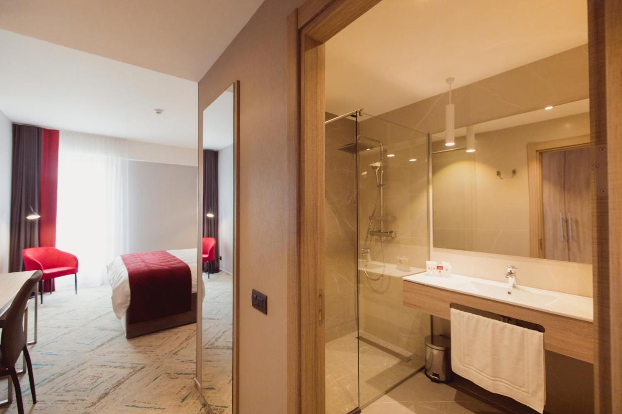 Hotel Ramada By Wyndham Târgu Jiu Extérieur photo