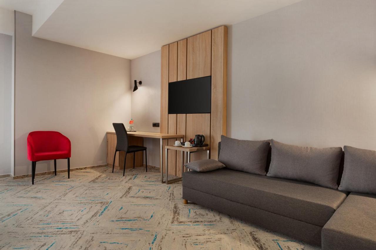 Hotel Ramada By Wyndham Târgu Jiu Extérieur photo