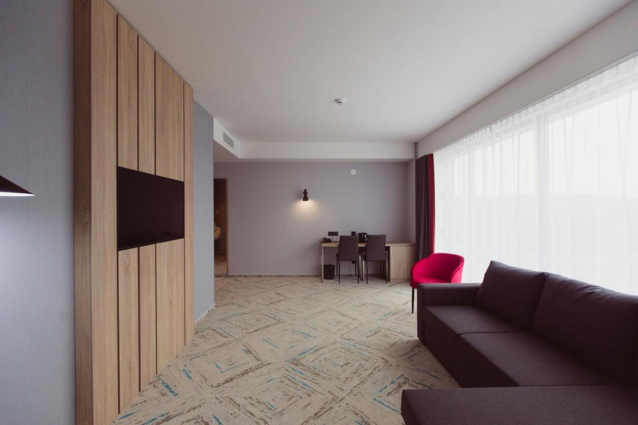 Hotel Ramada By Wyndham Târgu Jiu Extérieur photo