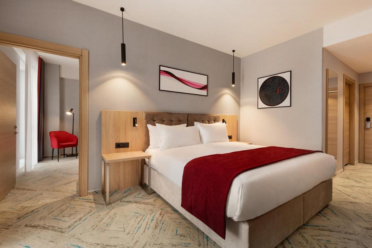 Hotel Ramada By Wyndham Târgu Jiu Extérieur photo