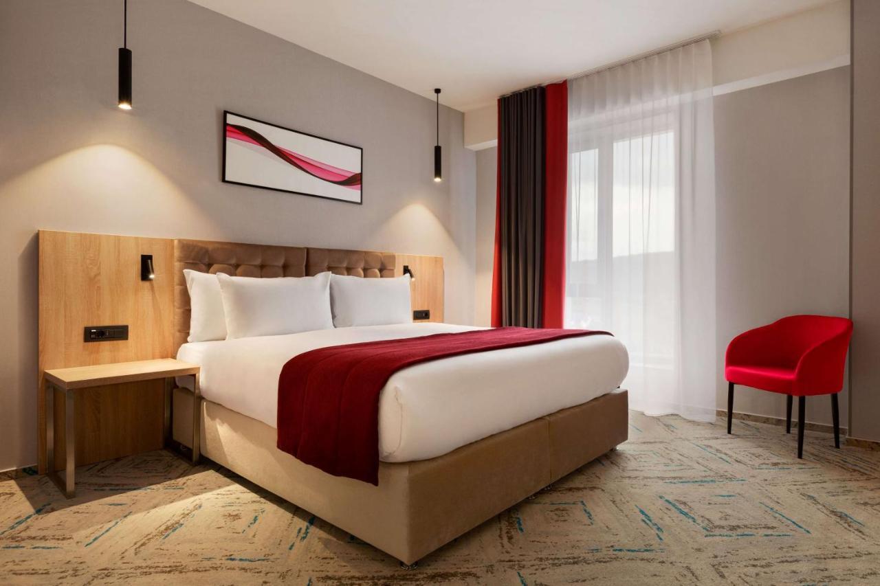 Hotel Ramada By Wyndham Târgu Jiu Extérieur photo