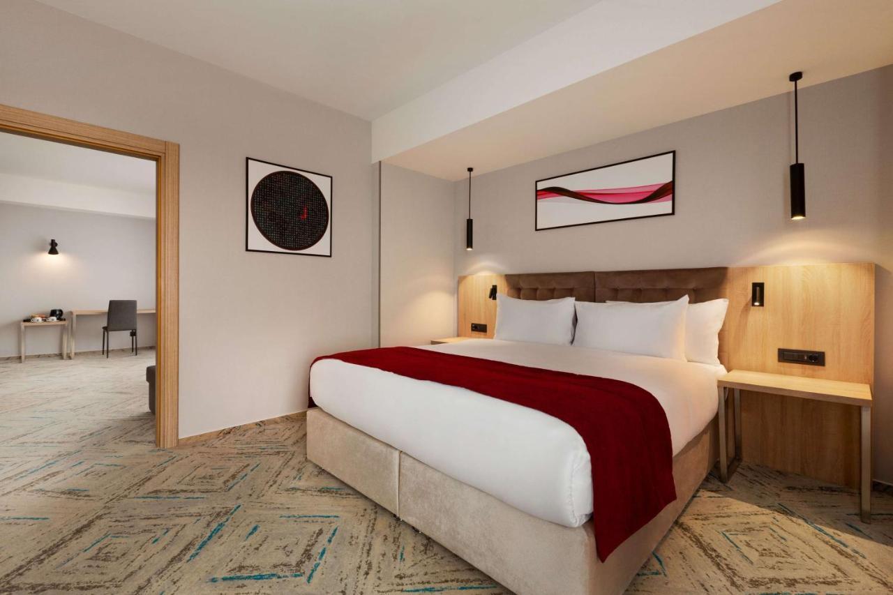 Hotel Ramada By Wyndham Târgu Jiu Extérieur photo