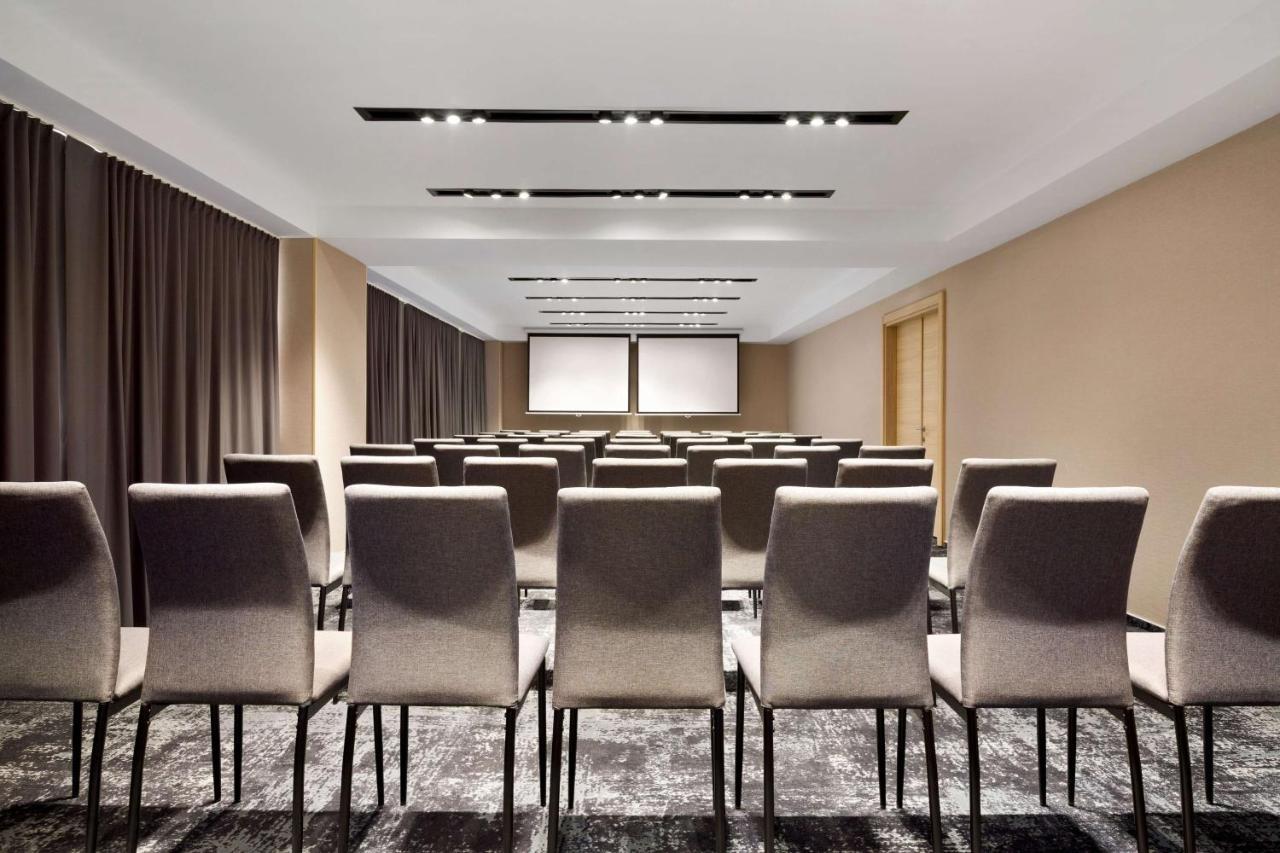 Hotel Ramada By Wyndham Târgu Jiu Extérieur photo