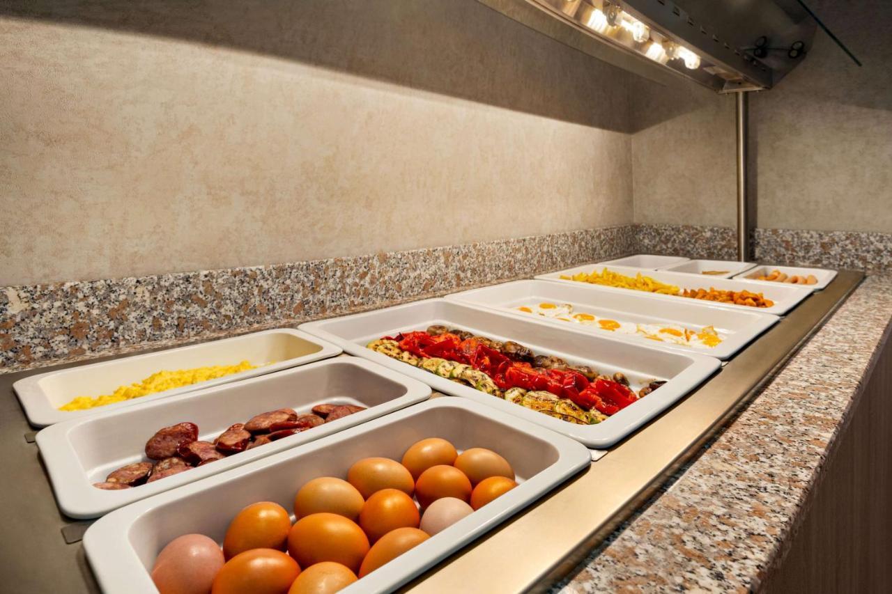 Hotel Ramada By Wyndham Târgu Jiu Extérieur photo