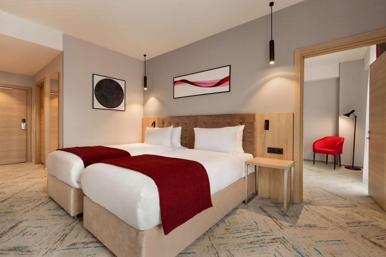 Hotel Ramada By Wyndham Târgu Jiu Extérieur photo