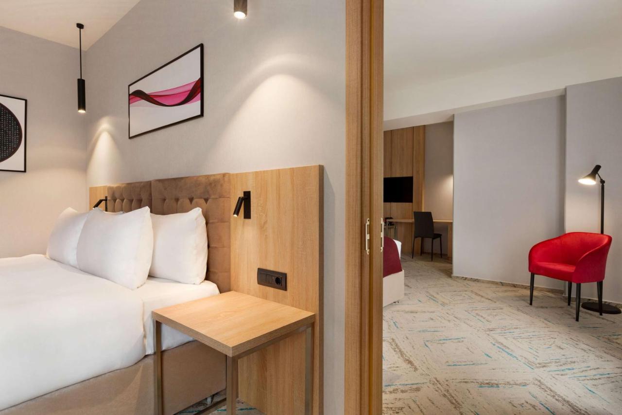 Hotel Ramada By Wyndham Târgu Jiu Extérieur photo