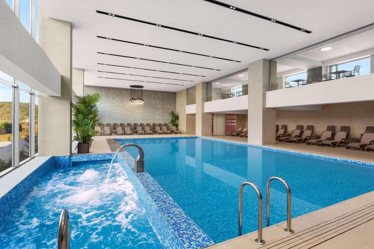 Hotel Ramada By Wyndham Târgu Jiu Extérieur photo