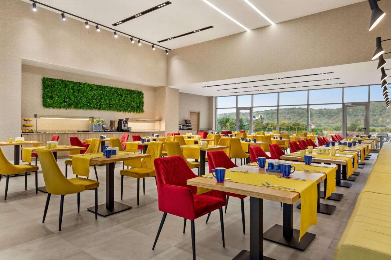 Hotel Ramada By Wyndham Târgu Jiu Extérieur photo
