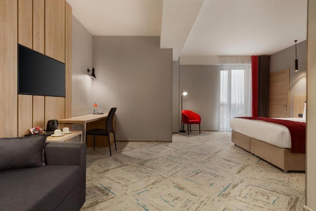 Hotel Ramada By Wyndham Târgu Jiu Extérieur photo